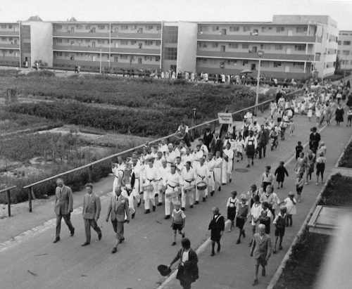 Festumzug auf der Fraunhoferstraße 1932. Im Hintergrund die Laubenganghäuser. Foto/Repro: Archiv Brendler