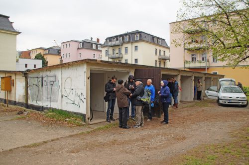 Zur Übergabe ihrer Garagen für einen Abriss hatte die Garagengemeinschaft Anton-Weck-Straße Medienvertreter eingeladen. Foto: Steffen Dietrich