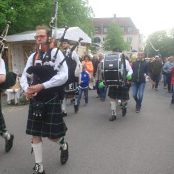 2016 begleiteten Dudelsack­spieler den Fest­umzug, dieses Jahr wird es ein Spiel­manns­zug sein. Foto: PR