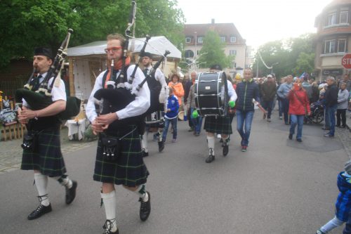 2016 begleiteten Dudelsack­spieler den Fest­umzug, dieses Jahr wird es ein Spiel­manns­zug sein. Foto: PR