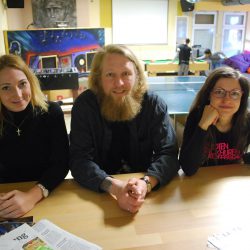 Praktikantin Laura, Studentin der Evangelischen Hochschule Dresden, Daniel Rode und Sozialarbeiterin Franziska Schuster sind Ansprechpartner für die Jugendlichen (v. l. n. r.). Foto: Trache