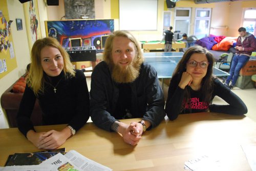 Praktikantin Laura, Studentin der Evangelischen Hochschule Dresden, Daniel Rode und Sozialarbeiterin Franziska Schuster sind Ansprechpartner für die Jugendlichen (v. l. n. r.). Foto: Trache