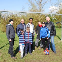 Alt und Jung, Alteingesessene und Neuzugezogene haben gemeinsam die Spielwiese angelegt und Tore aufgestellt. Foto: Trache