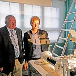 Goldbergs Enkel Eran Gichon und Museumsleiter Roland Schwarz (r.) am Modell der »Wissensmaschine«. Foto: Bäumler