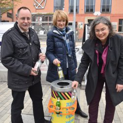 Umweltbürgermeisterin Eva Jähnigen, Dagmar Kuklinski, Abteilungsleiterin für Abfallwirtschaft und Stadtreinigung, sowie Ortsamtsleiter André Barth demonstrieren den ordnungsgemäßen Gebrauch der neuen Pfandringe. Foto: Möller