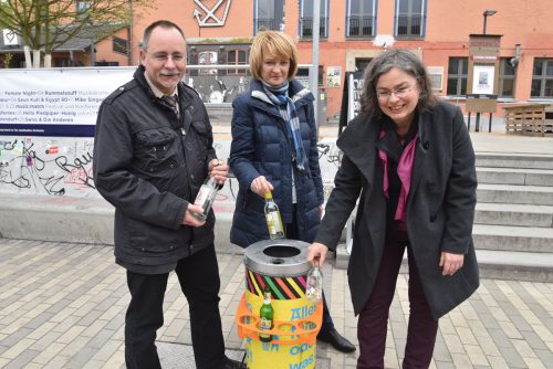 Umweltbürgermeisterin Eva Jähnigen, Dagmar Kuklinski, Abteilungsleiterin für Abfallwirtschaft und Stadtreinigung, sowie Ortsamtsleiter André Barth demonstrieren den ordnungsgemäßen Gebrauch der neuen Pfandringe. Foto: Möller