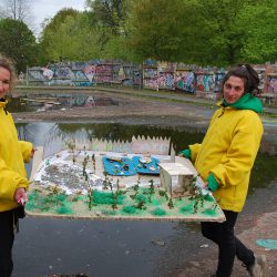 Projektmitarbeiterinnen Karina Munder (l.) und Desislava Tsoneva mit dem Modell, das die Schüler der 121. Oberschule gestalteten. Foto: Trache