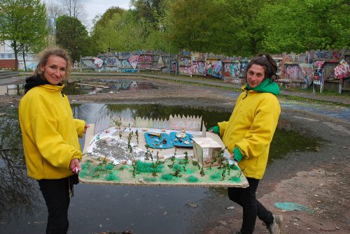 Projektmitarbeiterinnen Karina Munder (l.) und Desislava Tsoneva mit dem Modell, das die Schüler der 121. Oberschule gestalteten. Foto: Trache