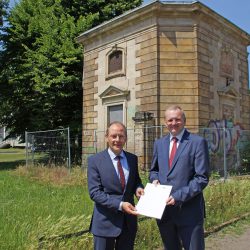 Das Torhaus Lingnerallee, unweit der Skateranlage, kann in den nächsten Jahren saniert werden. Sachsens Innenminister Markus Ulbig (l.) überreichte am 15. Juni 2017 vor Ort den dazu gehörenden Fördermittelbescheid des Freistaates Sachsen an Dresdens ersten Bürgermeister Detlef Sittel. Foto: Steffen Dietrich