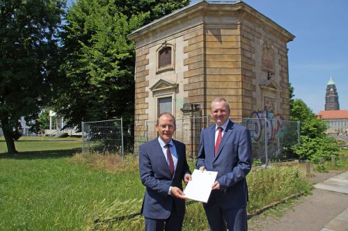 Das Torhaus Lingnerallee, unweit der Skateranlage, kann in den nächsten Jahren saniert werden. Sachsens Innenminister Markus Ulbig (l.) überreichte am 15. Juni 2017 vor Ort den dazu gehörenden Fördermittelbescheid des Freistaates Sachsen an Dresdens ersten Bürgermeister Detlef Sittel. Foto: Steffen Dietrich