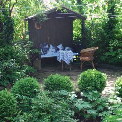 Eine gemütliche Leseecke erwartet die Besucher bei Hannelore Krajak zum Tag der offenen Gartenpforte am 18. Juni 2017. Foto: Trache