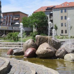 Der Brunnen gehört zu den Wahrzeichen in Gruna. Foto: Pohl