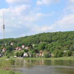 Der Fernsehturm ist mit seiner Höhe von 252 Metern ein unübersehbares Wahrzeichen für ganz Dresden. Der 1969 in Betrieb genommene Turm wurde am 30. Juni 1991 für die Öffentlichkeit geschlossen. Foto: Pohl