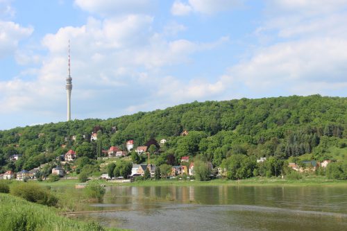 Der Fernsehturm ist mit seiner Höhe von 252 Metern ein unübersehbares Wahrzeichen für ganz Dresden. Der 1969 in Betrieb genommene Turm wurde am 30. Juni 1991 für die Öffentlichkeit geschlossen. Foto: Pohl