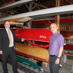 Die Elbe ist die Haupt-Trainingsstätte der Sportler des Ruderclubs Laubegast. Für den Winter benötigen sie bessere Trainingsräume als bisher. Darüber sprachen Thomas Haaser (l.) und Michael Tosch mit Oberbürgermeister Dirk Hilbert (m.) bei seinem Besuch in Laubegast. Foto: Pohl