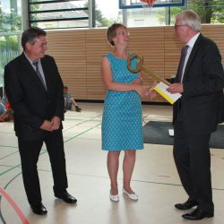 Bürgermeister Hartmut Vorjohann übergab den symbolischen Schlüssel an die Schulleiter Claudia Köhler und Klaus-Peter Müller. Foto: Pohl