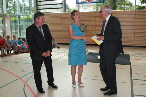 Bürgermeister Hartmut Vorjohann übergab den symbolischen Schlüssel an die Schulleiter Claudia Köhler und Klaus-Peter Müller. Foto: Pohl