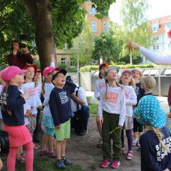 Clown Zitzewitz sucht mit den Kindern Schattenplätze. Foto: Pohl