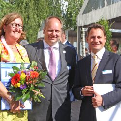 Oberbürgermeister Dirk Hilbert mit den Dresdner Preisträgern Elisabeth Kreutzkamm-Aumüller und Tino Gierig. Foto: Pohl
