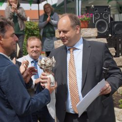 Der Kleingartenverein »Gartenfreunde II« e. V. erhielt als Vorjahressieger ein Duplikat des Wanderpokals. Vereinsvorsitzender Ronald Klot nahm ihn von Oberbürgermeister Dirk Hilbert (rechts) entgegen. Foto: SD