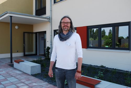 Andreas Schönwald, Sozialpädagoge und Inhaber der emaptis®-Jugendhilfe GmbH, vor der Einrichtung. Foto: Claudia Trache