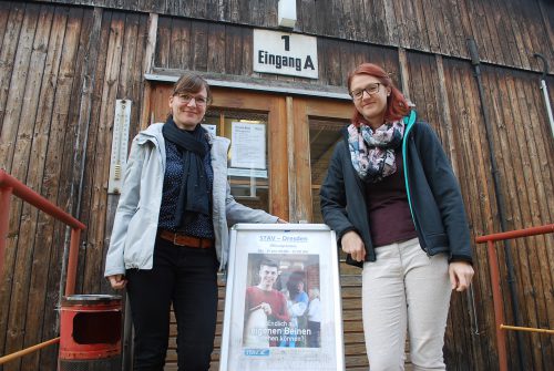 Vorstandsvorsitzende Myriam Gammer (li.) und ihre Stellvertreterin Peggy Zöllner vor dem Eingang der fast schon historischen Holzbaracke, wo neben der STAV unter anderem auch der Studentenrat seinen Sitz hat. Foto: Claudia Trache