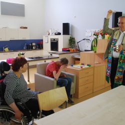 Pfarrer Michael Gehrke beim Segnen eines Raumes im Förder- und Betreuungsbereich St. Josef. Foto: Trache