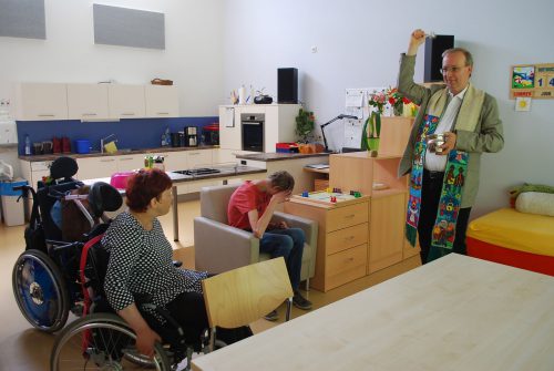 Pfarrer Michael Gehrke beim Segnen eines Raumes im Förder- und Betreuungsbereich St. Josef. Foto: Trache