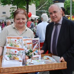 Claudia Gütter und »Dorfmeilen-Chef« Detlef Eilfeld beim Verkauf der Reformations-Thesen-Brote. Foto: Trache
