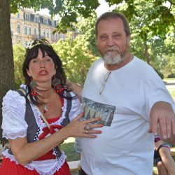 Gut gelaunt bei fast tropischer Hitze: Alina und Maler Helmut Otto Rabisch. Foto: Möller