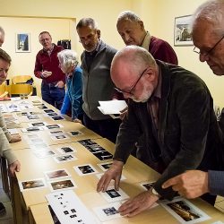 Mitglieder des Fotoaktivs bei der Bildauswahl zur Vorbereitung der Jubiläumsausstellung MOMENTE. Foto: Dehmel