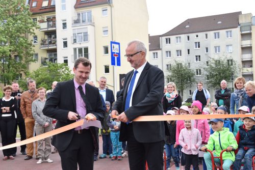 Ortsamtsleiter Christian Wintrich (r.), hier mit Baubürgermeister Raoul Schmidt-Lamontain, sieht Pieschen im 725. Jahr seines Bestehens so schön bunt und herausragend wie nie zuvor. Foto: Möller