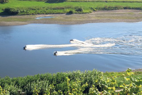 Sommerspektakel: Die Elbe ist vor allem im Sommer ein wahrer Magnet für Freizeitvergnügen aller Art. Dabei wird der Fluss selbst auch zur Bühne für manche Akteure. Die einen rasen übers Wasser, die anderen paddeln geruhsam, manch einer schwimmt sogar. Da kommt keine Langeweile auf. Foto: Pohl