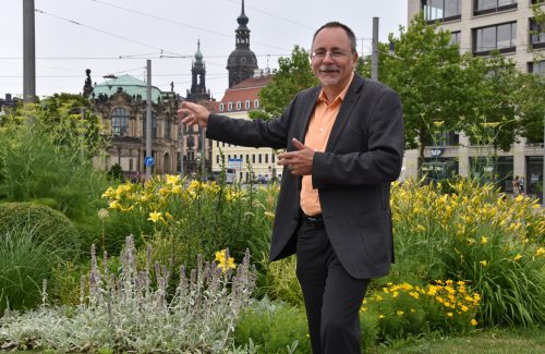 André Barth freut sich über grüne Oasen in der Altstadt – wie hier auf dem Postplatz. Foto: Möller