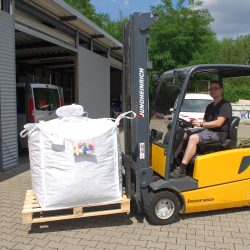 Lagerist Silvio Strohbach transportiert die vollen Säcke. Foto: Trache