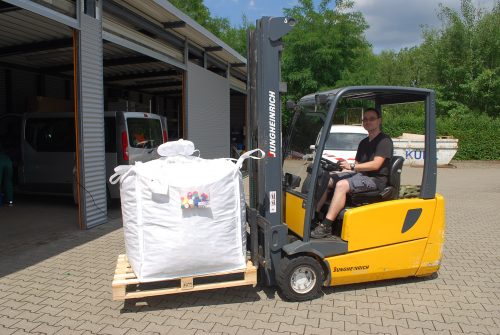 Lagerist Silvio Strohbach transportiert die vollen Säcke. Foto: Trache