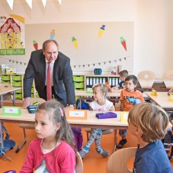 bei den Kindern der 1a in Trachenberge machte sich Oberbürgermeister Dirk Hilbert ein Bild vom Start in das Schuljahr. Das neue Schulgebäude in der Döbelner Straße (u.) wird zeitweise von drei Schulen genutzt. Foto: Möller