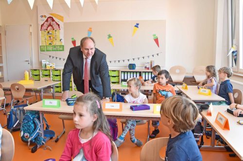 bei den Kindern der 1a in Trachenberge machte sich Oberbürgermeister Dirk Hilbert ein Bild vom Start in das Schuljahr. Das neue Schulgebäude in der Döbelner Straße (u.) wird zeitweise von drei Schulen genutzt. Foto: Möller