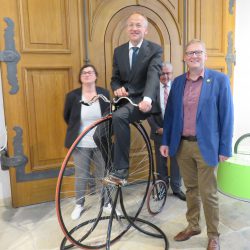 Bürgermeister Dr. Lames will auch beim diesjährigen Velorace mitfahren – aber nicht mit diesem Hochrad, das im Verkehrsmuseum steht. Direktor Jochen Breuninger (r.) hatte ausnahmsweise mal die Benutzung erlaubt. Foto: Pohl