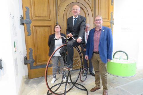 Bürgermeister Dr. Lames will auch beim diesjährigen Velorace mitfahren – aber nicht mit diesem Hochrad, das im Verkehrsmuseum steht. Direktor Jochen Breuninger (r.) hatte ausnahmsweise mal die Benutzung erlaubt. Foto: Pohl