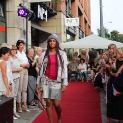 Roter Teppich vor der Modeboutique Women Style No1: Auch in diesem Jahr lädt Inhaberin Cornelia Feldmann zur Modenschau mit Musik und Sektempfang ein. Dieser Auftakt zum Brückenschlag erfolgt bereits am Freitagabend, 1. September. Sekt gibt es ab 18.30 Uhr, ab 19 Uhr präsentieren Models Teile der neuen Herbst-Winter-Kollektion ausgewählter Labels. Foto: PR