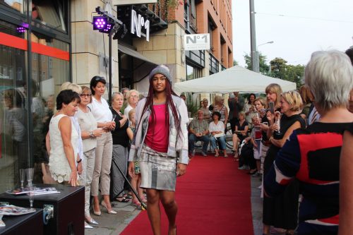 Roter Teppich vor der Modeboutique Women Style No1: Auch in diesem Jahr lädt Inhaberin Cornelia Feldmann zur Modenschau mit Musik und Sektempfang ein. Dieser Auftakt zum Brückenschlag erfolgt bereits am Freitagabend, 1. September. Sekt gibt es ab 18.30 Uhr, ab 19 Uhr präsentieren Models Teile der neuen Herbst-Winter-Kollektion ausgewählter Labels. Foto: PR