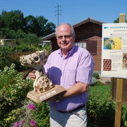 Klaus-Dieter Hansel freut sich über den Wanderpokal. Foto: Trache