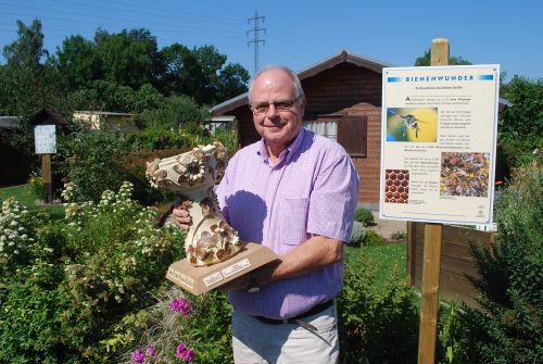 Klaus-Dieter Hansel freut sich über den Wanderpokal. Foto: Trache