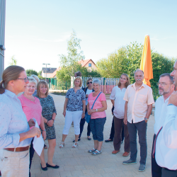 Sabine Bibas, Leiterin des Eigenbetriebs Kindertagesstätten (l.) führte Oberbürgermeister Dirk Hilbert (r.) und Dr. Hubertus Doltze, Ortsvorsteher von Altfranken (2.v.r.) beim Besuch der neu errichteten Kindertageseinrichtung »Farbenspiel« in Altfranken durch das Objekt. Foto: Steffen Dietrich