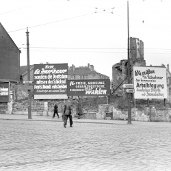 Propagandaplakate Kesselsdorfer/Löbtauer Straße 1952. Bildstelle: Stadtplanungsamt Dresden