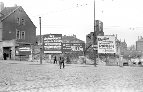 Propagandaplakate Kesselsdorfer/Löbtauer Straße 1952. Bildstelle: Stadtplanungsamt Dresden