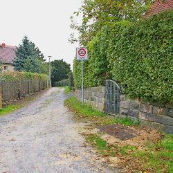 Nach der Eingemeindung Übigaus erhielt die ursprüngliche Grenzstraße den Namen Rauchstraße. Foto/Repro: Archiv Brendler