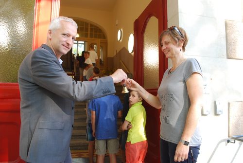 Geschäftsbereichsleiter Marcus von Oppen überreichte das Glöckchen an Anett Neuwirth, Co-Lehrerin der Klasse 5a. Danach »wanderte« es von Schüler zu Schüler bis zur sanierten Turmuhr. Foto: Trache