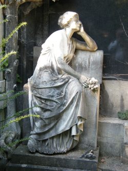 Kunstvoll gestaltete Grabanlagen sind auf dem Johannisfriedhof zu entdecken. Foto: G.Z.